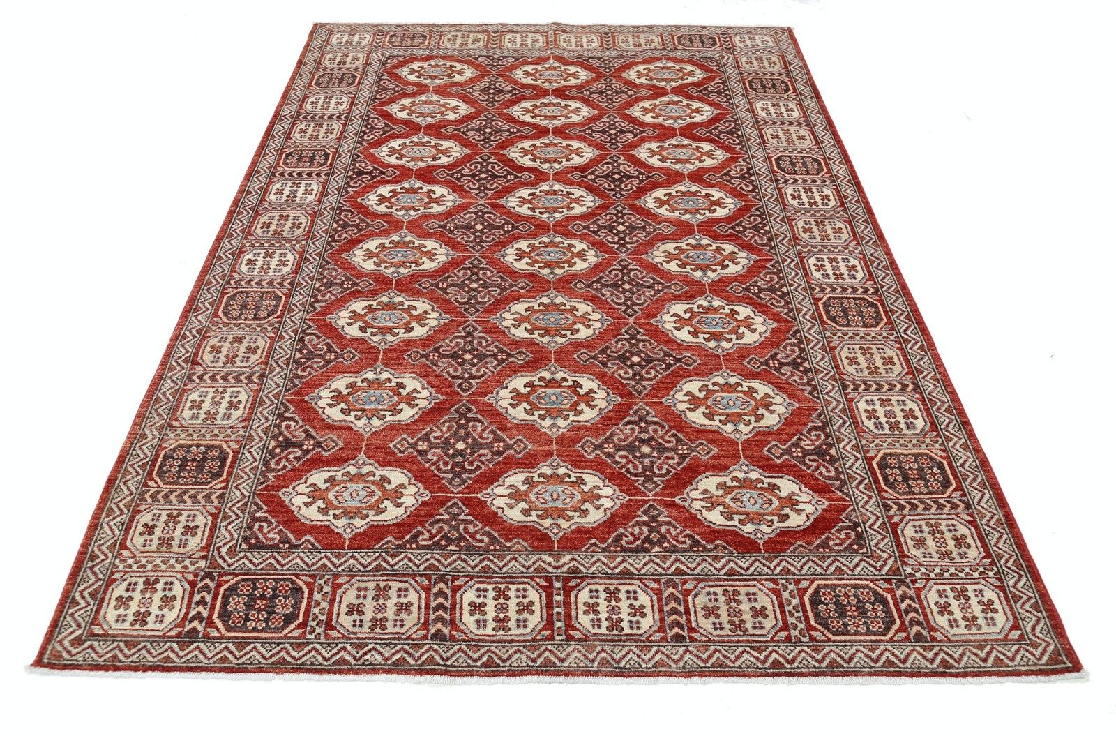 Handgeknoopt vloerkleed in rood, ivoor en marineblauw met geometrisch patroon, 5,7 x 8 ft photo Textiel