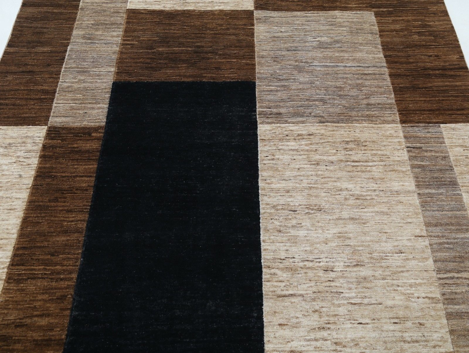 Tapis fait main brun, beige et bleu marine, 1,61 x 2,27 m. Motif géométrique moderne en blocs photo for sale