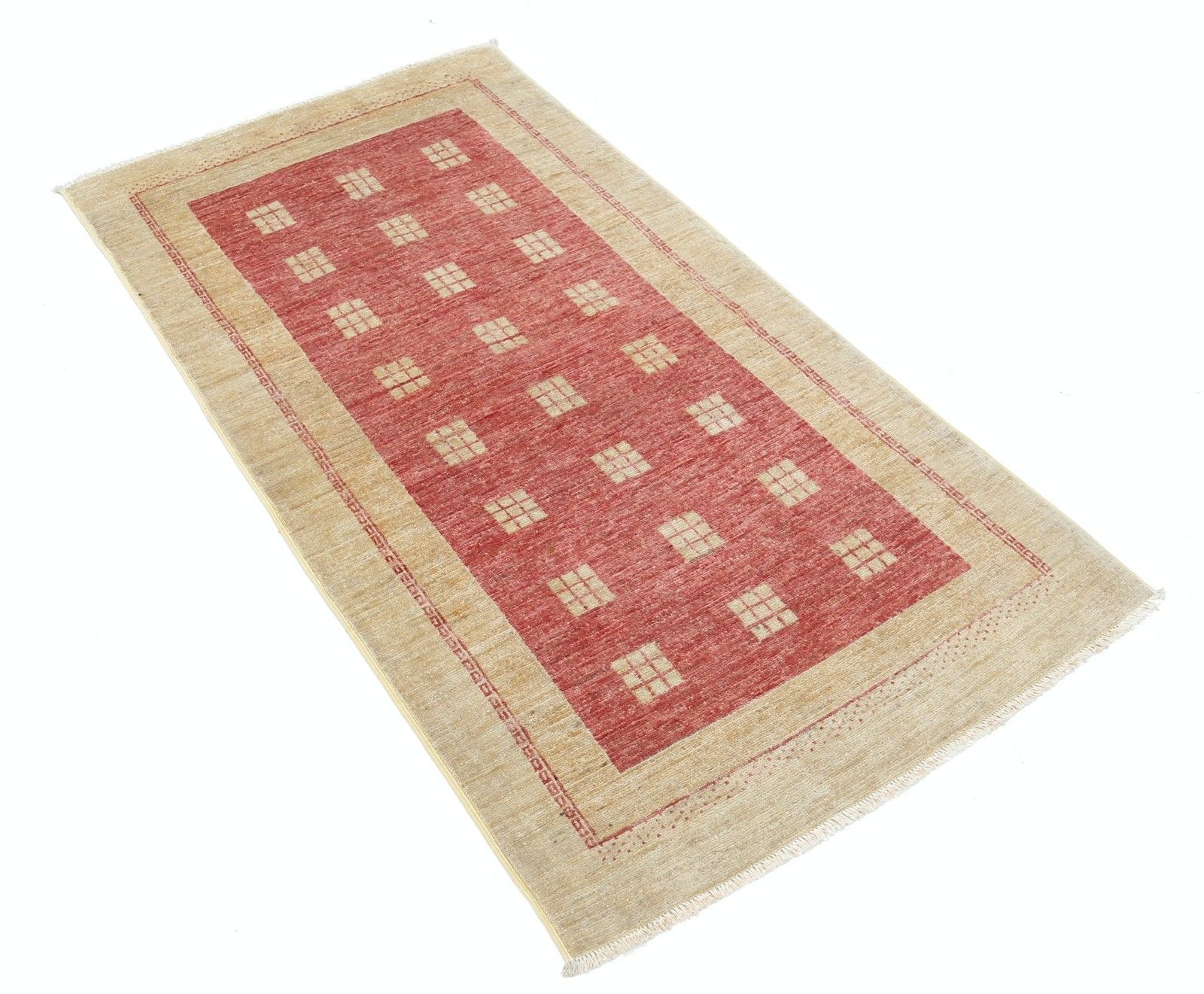Tapis en laine noué à la main, motif géométrique, coloris or et rouge, 87 x 161 cm photo furniture