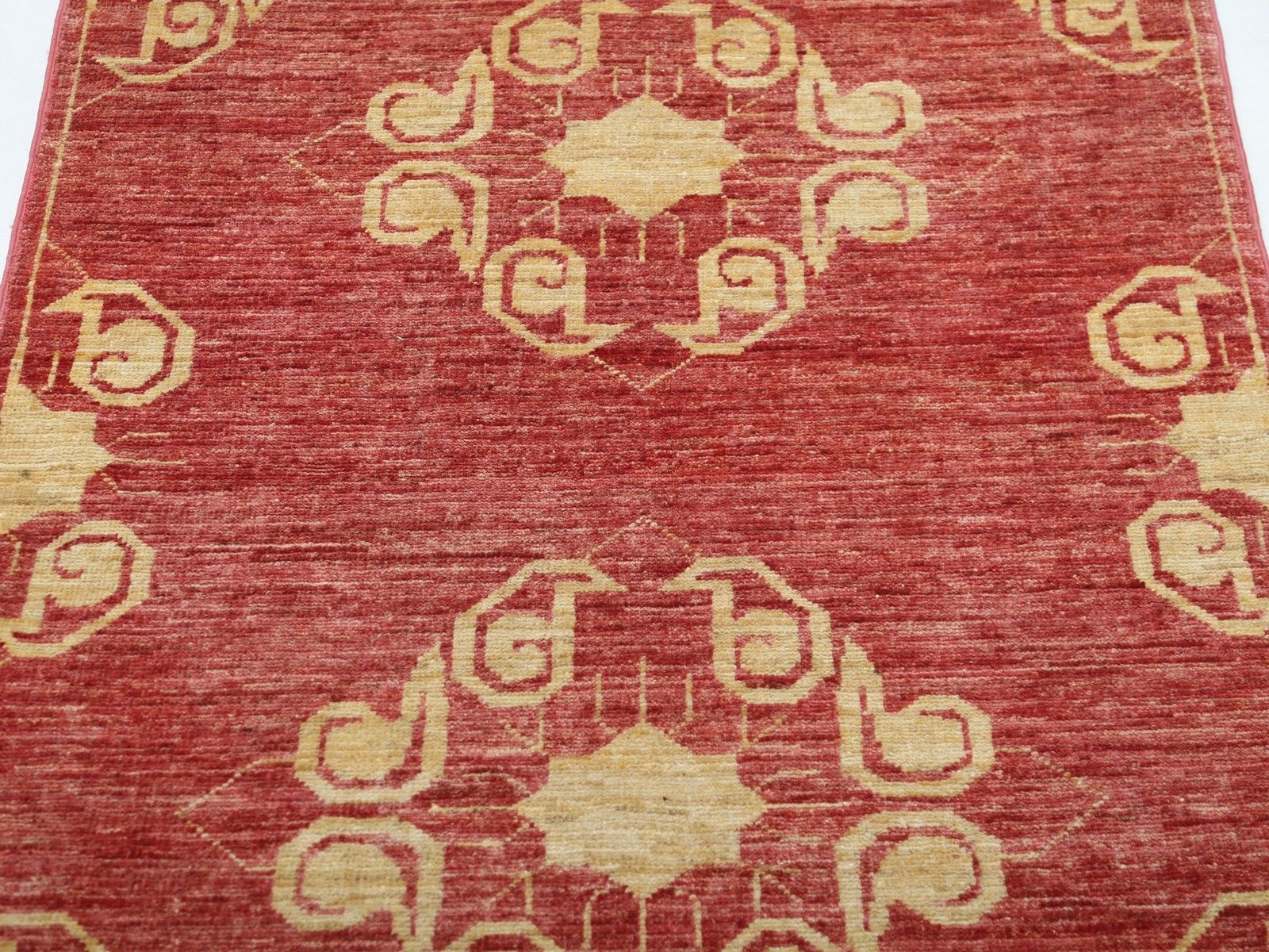 Tapis noué à la main 84 x 112 cm, rouge et or, médaillon ornemental, 100 % laine photo 490.0