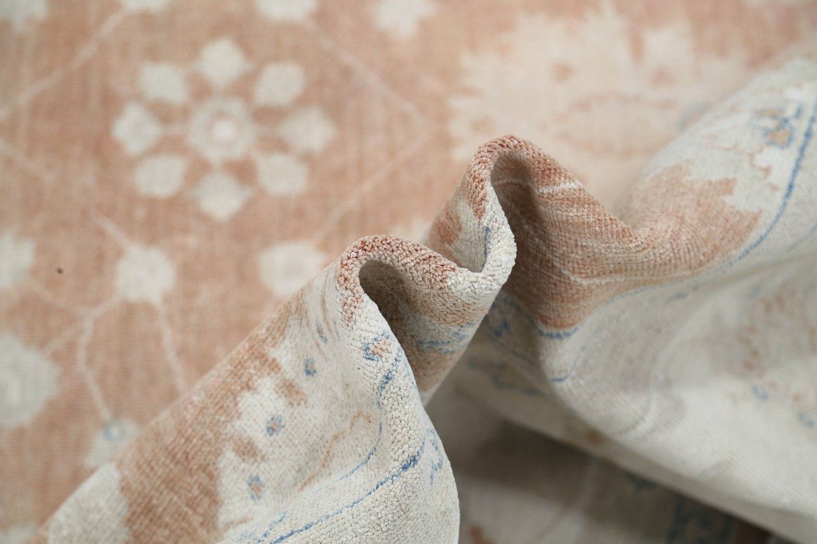 Tapis Oushak floral noué à la main, rouge doux et beige, 265 x 348 cm. 100 % laine photo vinterior