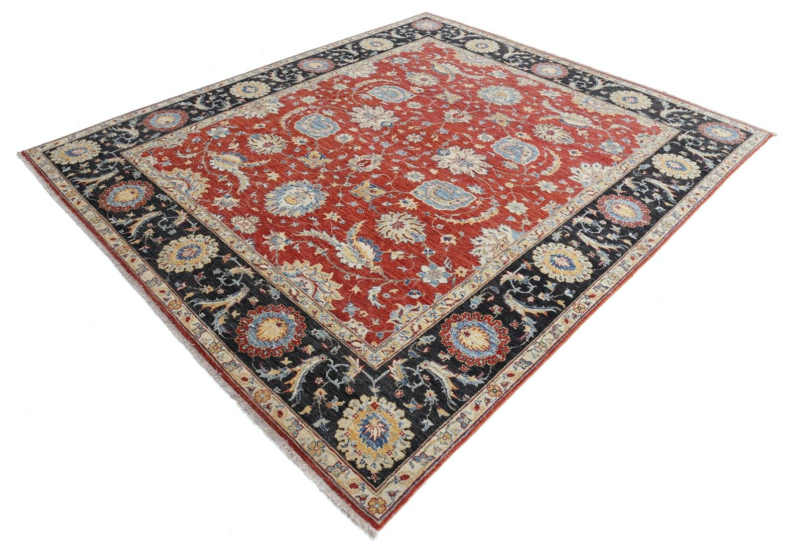 Tapis en laine noué à la main, rouge, bleu marine et beige, 2,47 x 2,88 m. Tapis traditionnel à motifs floraux photo for sale