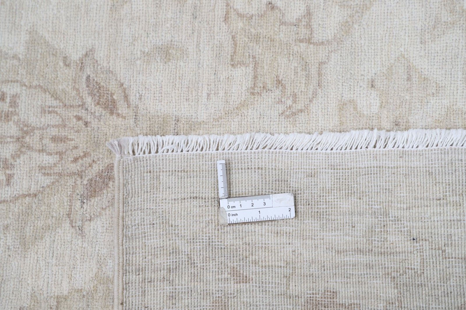 Handgeknoopt vloerkleed 183 x 267 cm voor woninginrichting. Volledig wol. Traditioneel beige tapijt photo vinterior