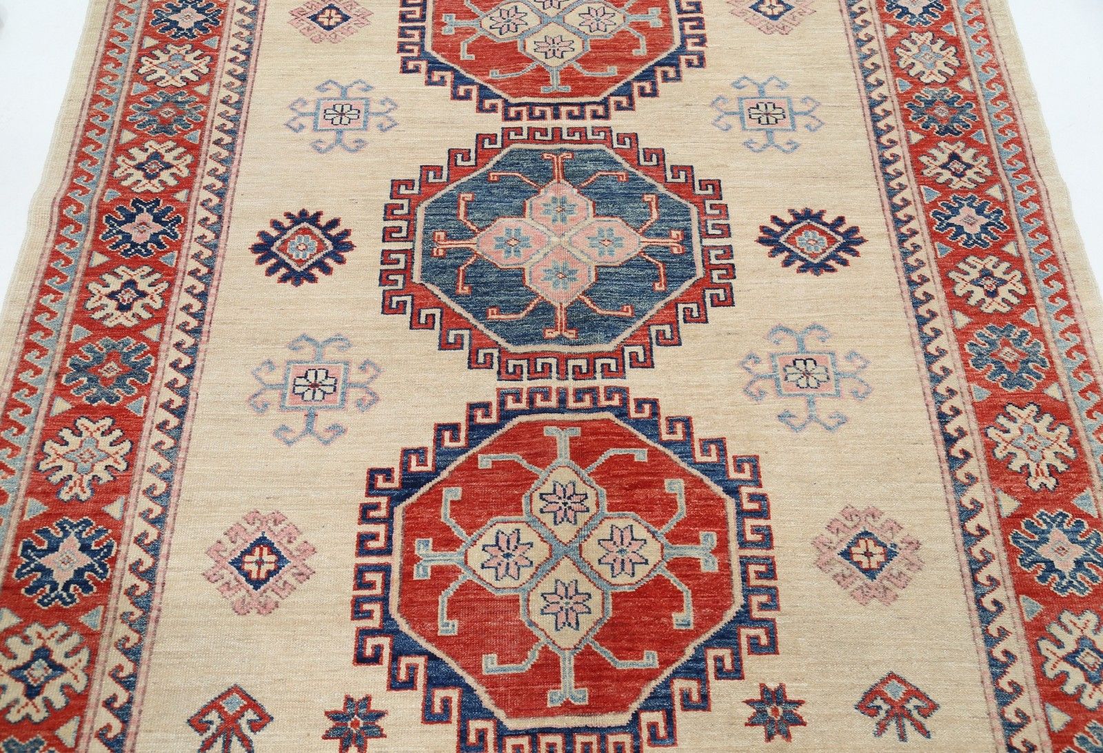 Tapis à motif médaillon tribal, noué à la main, beige, rouge et bleu, 1,48 x 1,88 m photo for sale