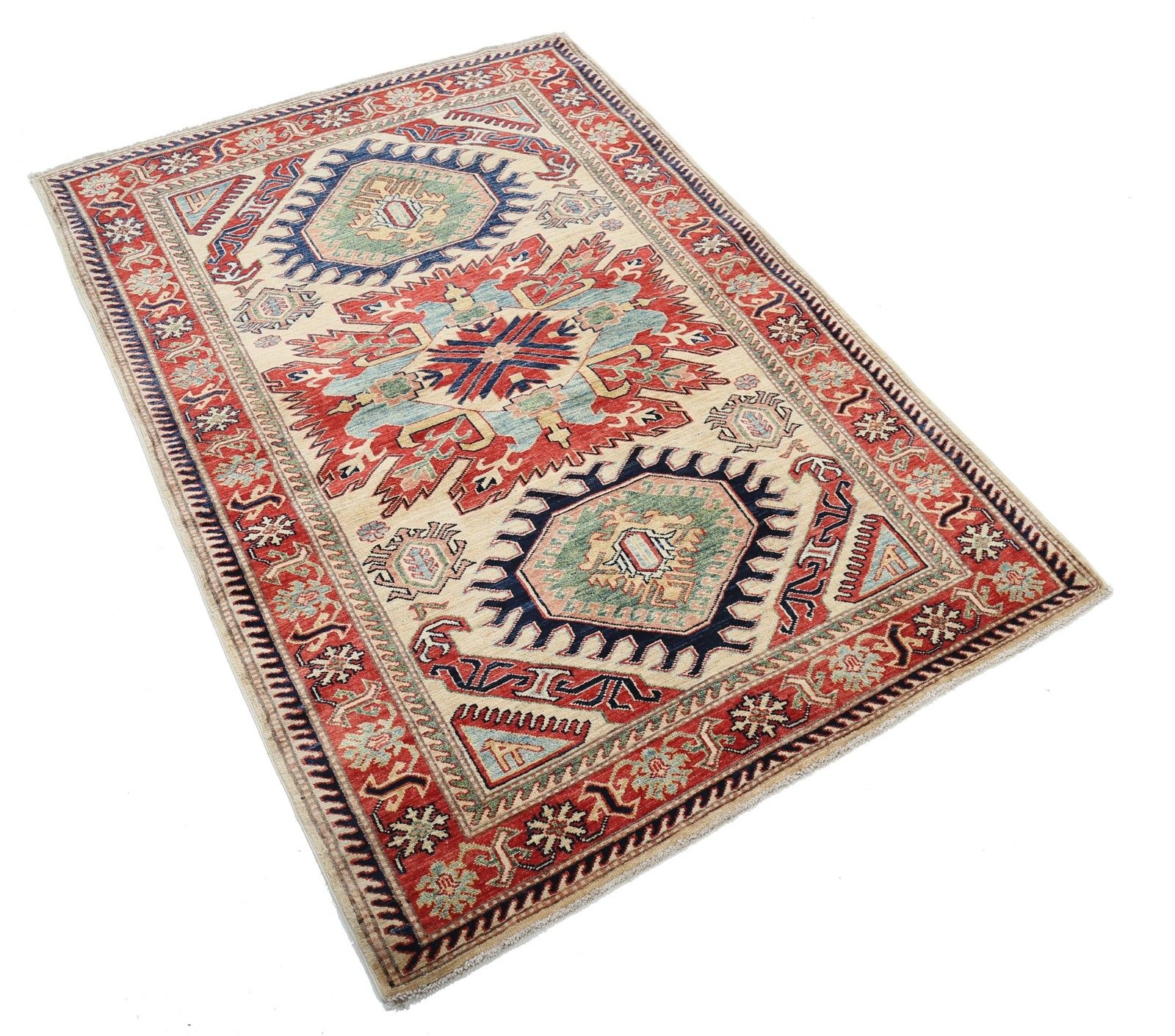 Tapis à poils noués main beige, rouge et bleu clair, 4,2 x 6 pi, motif médaillon photo furniture