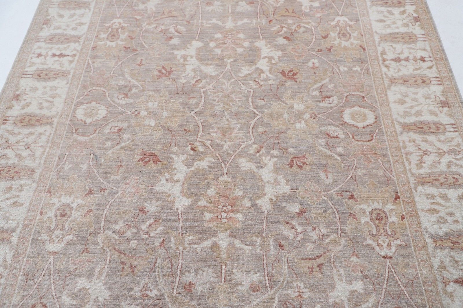 Tapis en laine noué à la main, beige, rose poudré et taupe, motif floral, 180 x 240 cm photo for sale