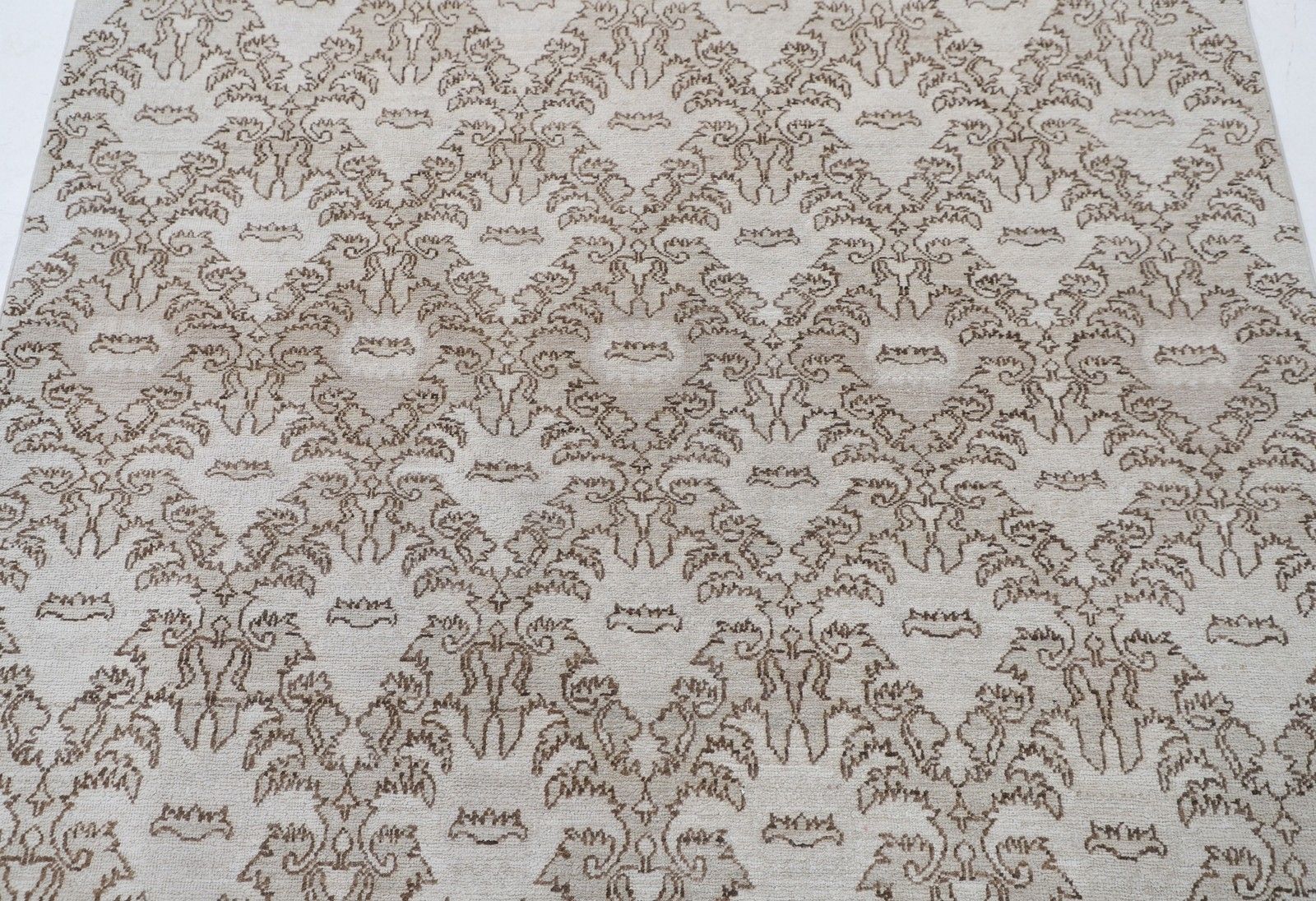 4,3x5,5 ft handgeknoopt beige en bruin vloerkleed met ornamenteel dessin. 100% wol photo for sale