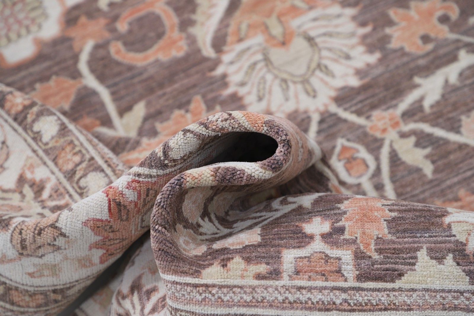 Tapis noué à la main 150 x 290 cm, taupe, beige et rose poudré. Tapis à motif floral traditionnel photo Textiles