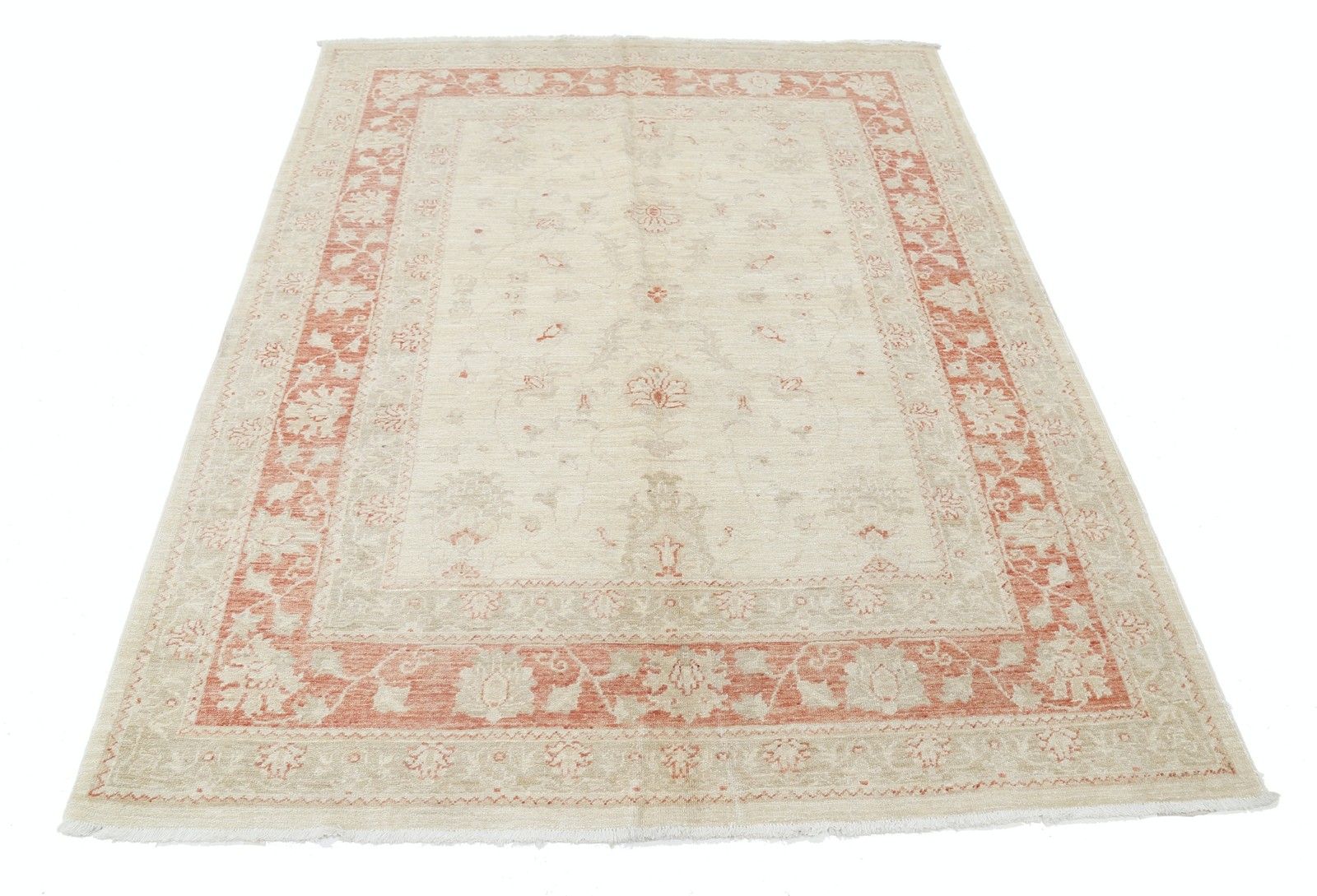 Tapis à motifs floraux noué à la main, fond rouge et bordure ivoire, 1,45 x 1,94 m photo for sale