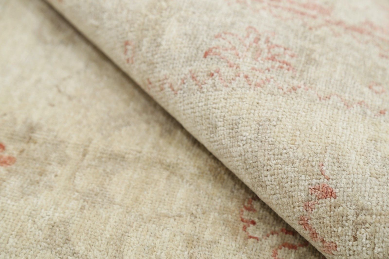 Tapis à motifs floraux noué à la main, fond rouge et bordure ivoire, 1,45 x 1,94 m photo Textiles