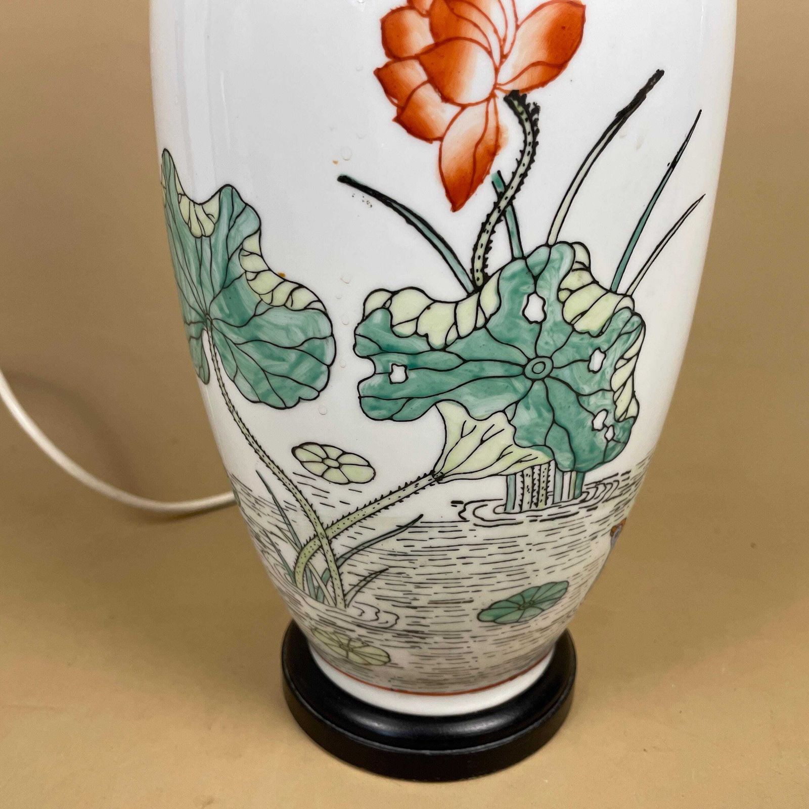 photo furniture Large Oriental Ceramic Lamp Light Bedside Table Hand Painted Floral Design Pattern Wood Base Chinese Vase White Antique Brass Vintage Green