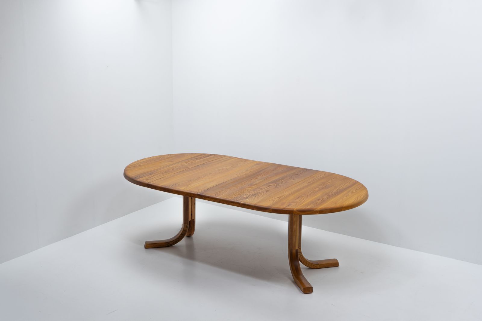 French Design Round Dining Table In Elm, Ebénisterie Seltz – 1980s photo furniture