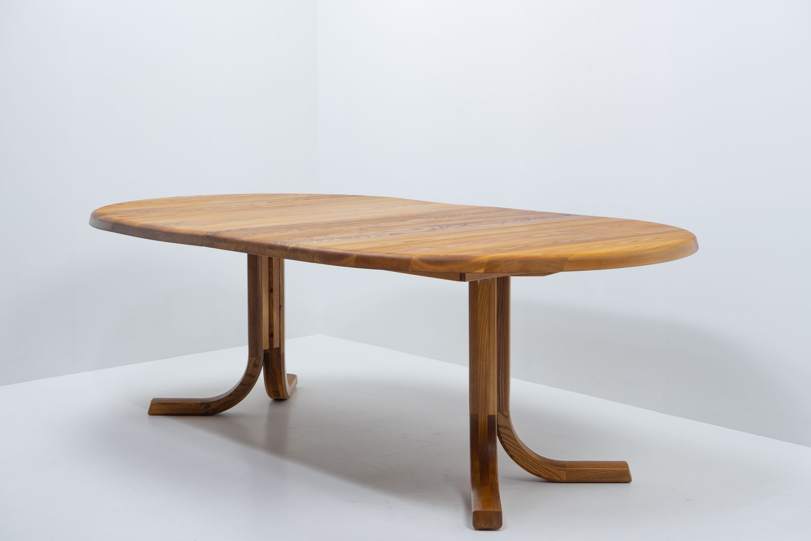 French Design Round Dining Table In Elm, Ebénisterie Seltz – 1980s photo for sale