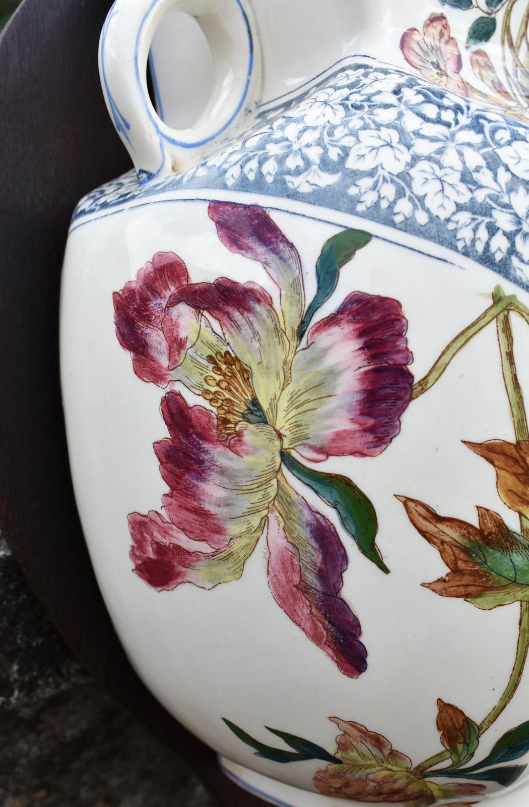 photo furniture Fontaine murale Art Nouveau en céramique Longchamp Terre de Fer