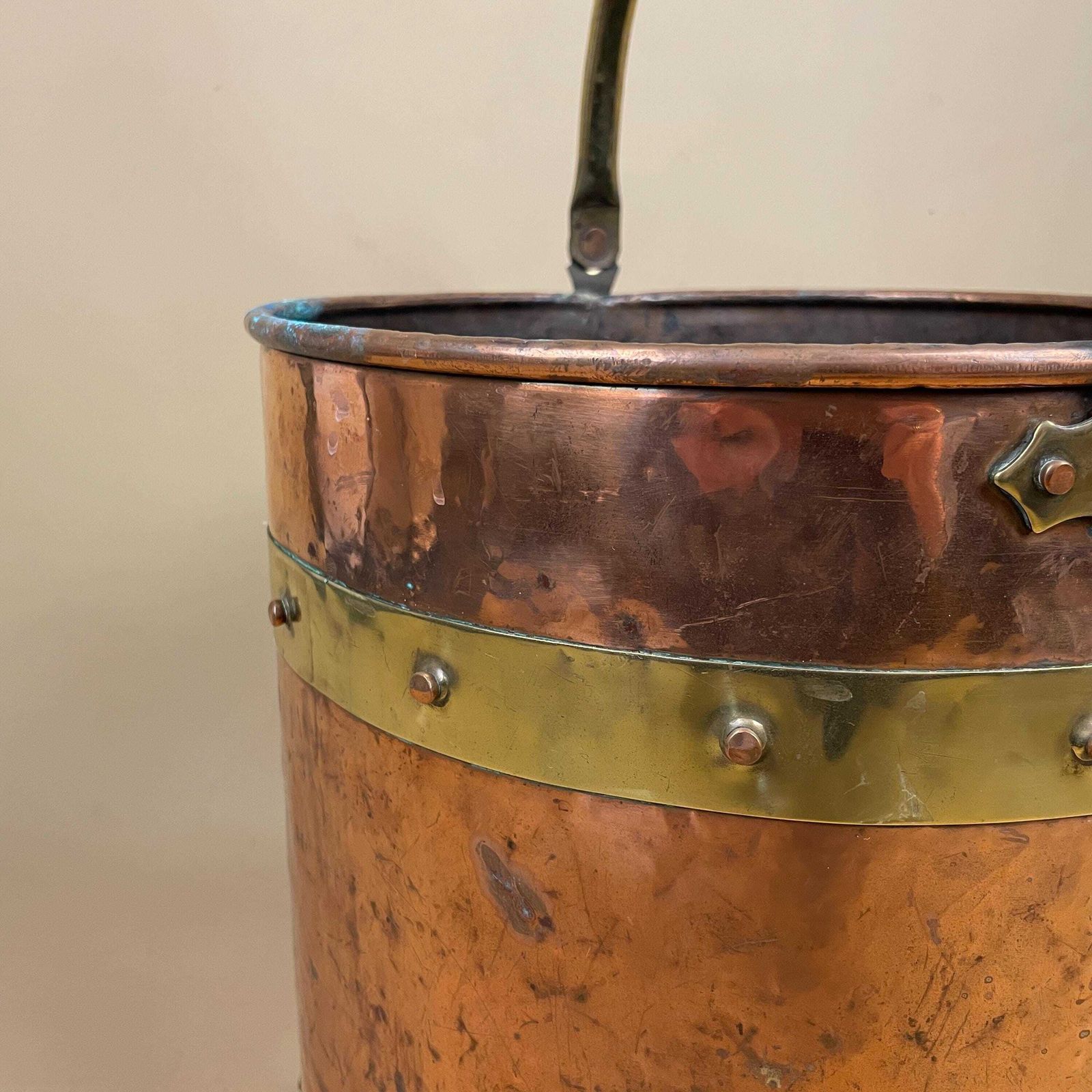 Antique Metal Copper Coal Bucket Gold Brass Handle Fireside Fire Side Scuttle Helmet Cottage Vintage Fireplace Logs Ornate Round Large photo vinterior