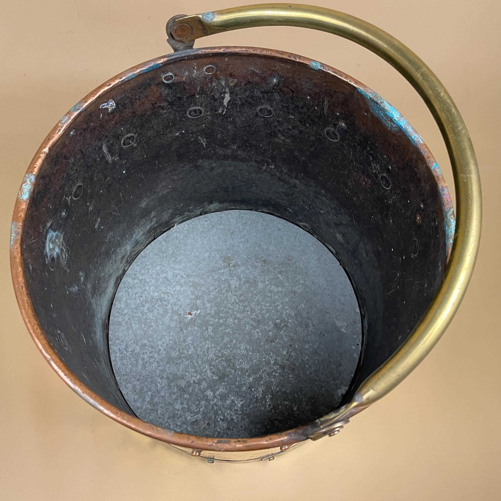 119.0 Antique Metal Copper Coal Bucket Gold Brass Handle Fireside Fire Side Scuttle Helmet Cottage Vintage Fireplace Logs Ornate Round Large photo