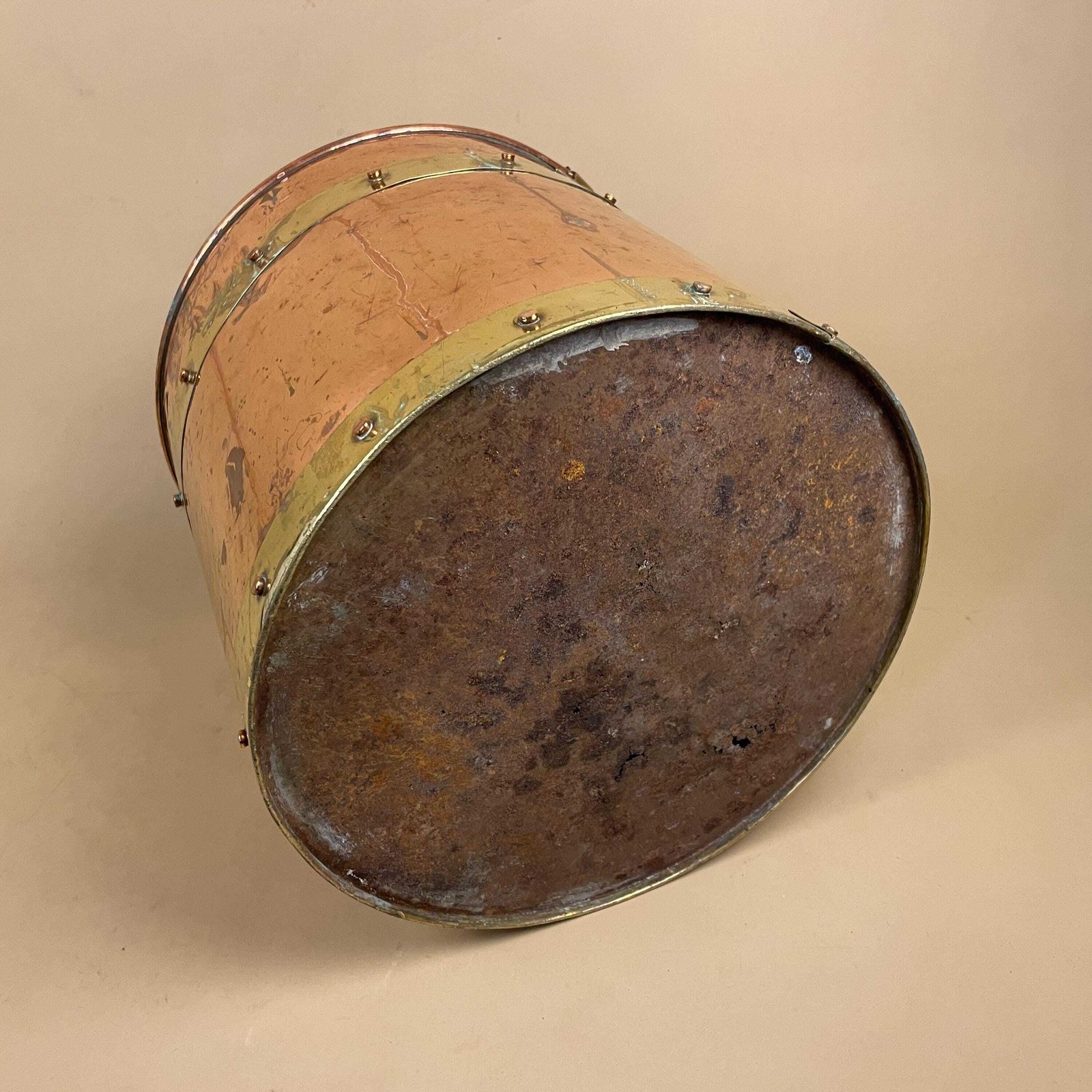 photo vinterior Antique Metal Copper Coal Bucket Gold Brass Handle Fireside Fire Side Scuttle Helmet Cottage Vintage Fireplace Logs Ornate Round Large