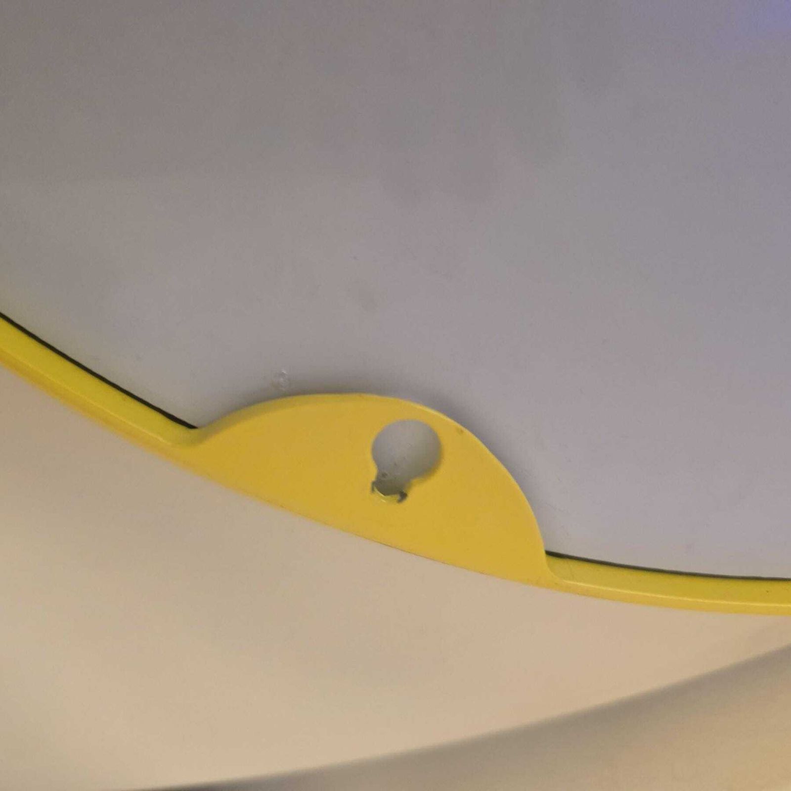 Miroir rond Ikea Langesund en métal jaune biseauté. Accroche au dos. photo 312.0