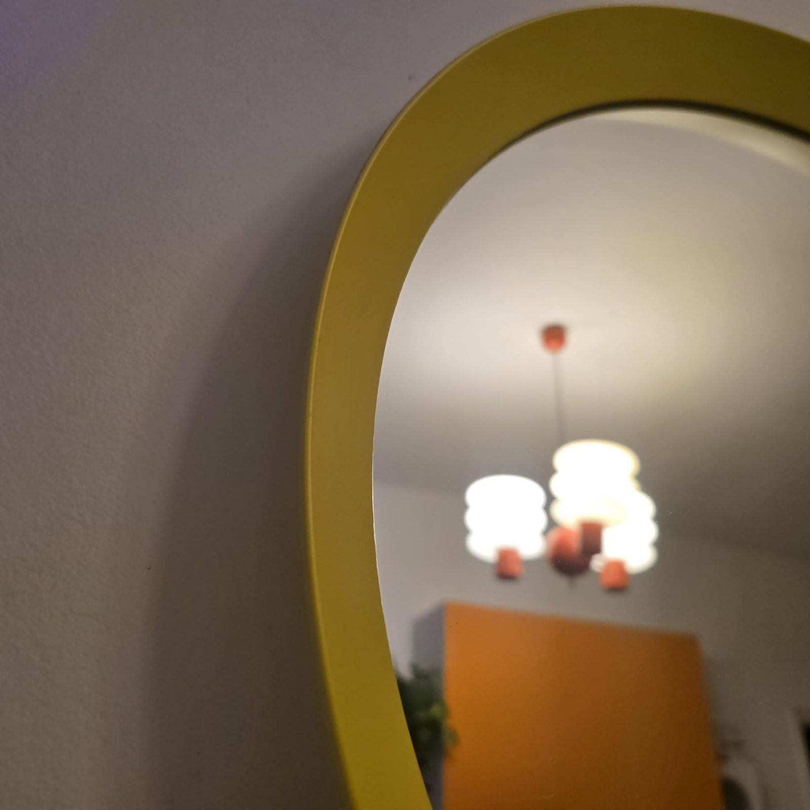 Décoration Miroir rond Ikea Langesund en métal jaune biseauté. Accroche au dos. photo