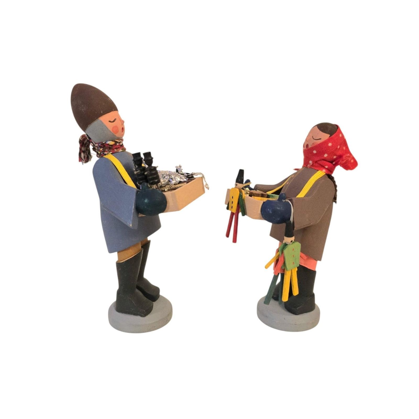 Traditionele houten beeldjes uit het Erzgebirge, een stel kinderen die speelgoed verkopen. Met de hand gesneden in Duitsland. photo for sale