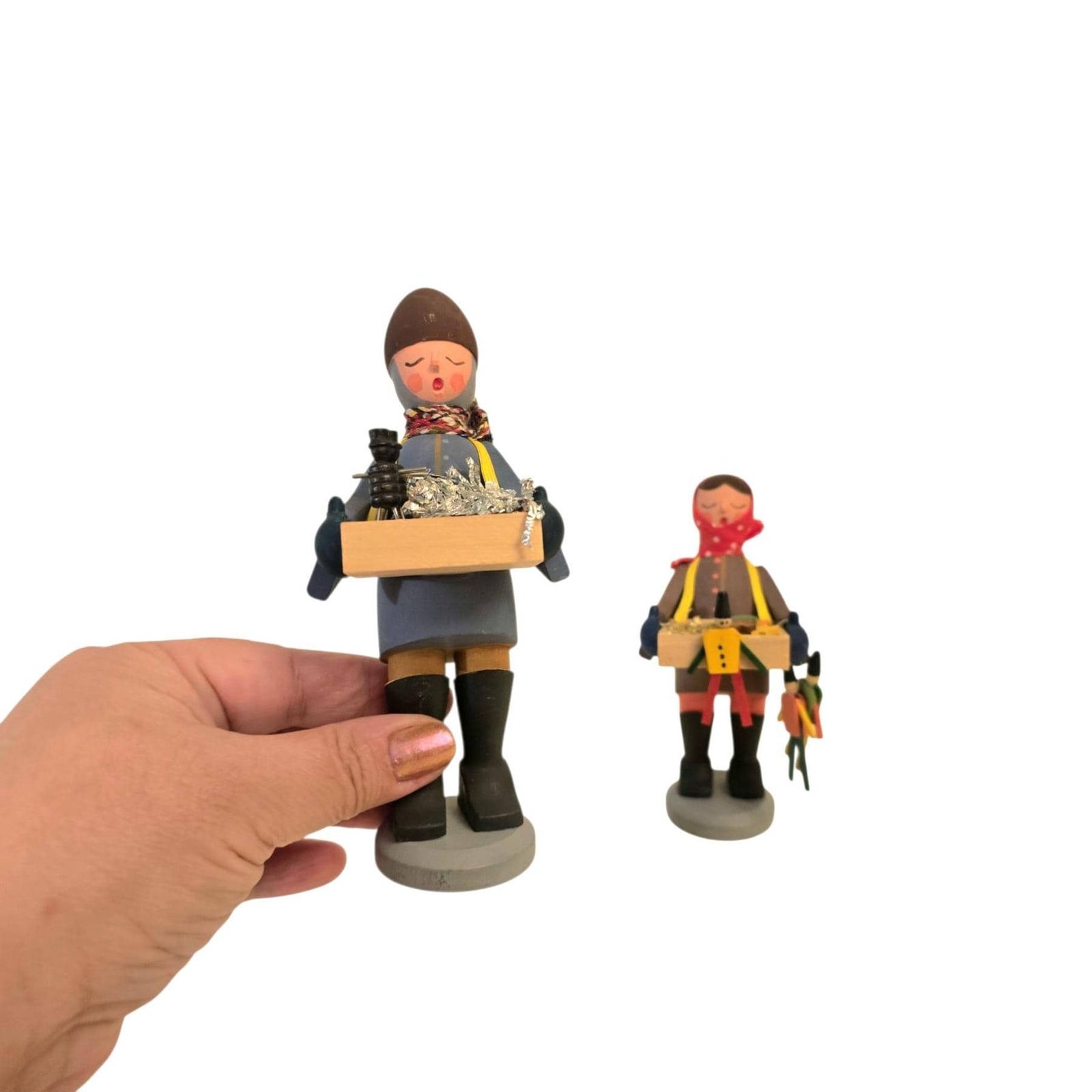Traditionele houten beeldjes uit het Erzgebirge, een stel kinderen die speelgoed verkopen. Met de hand gesneden in Duitsland. photo 219.0