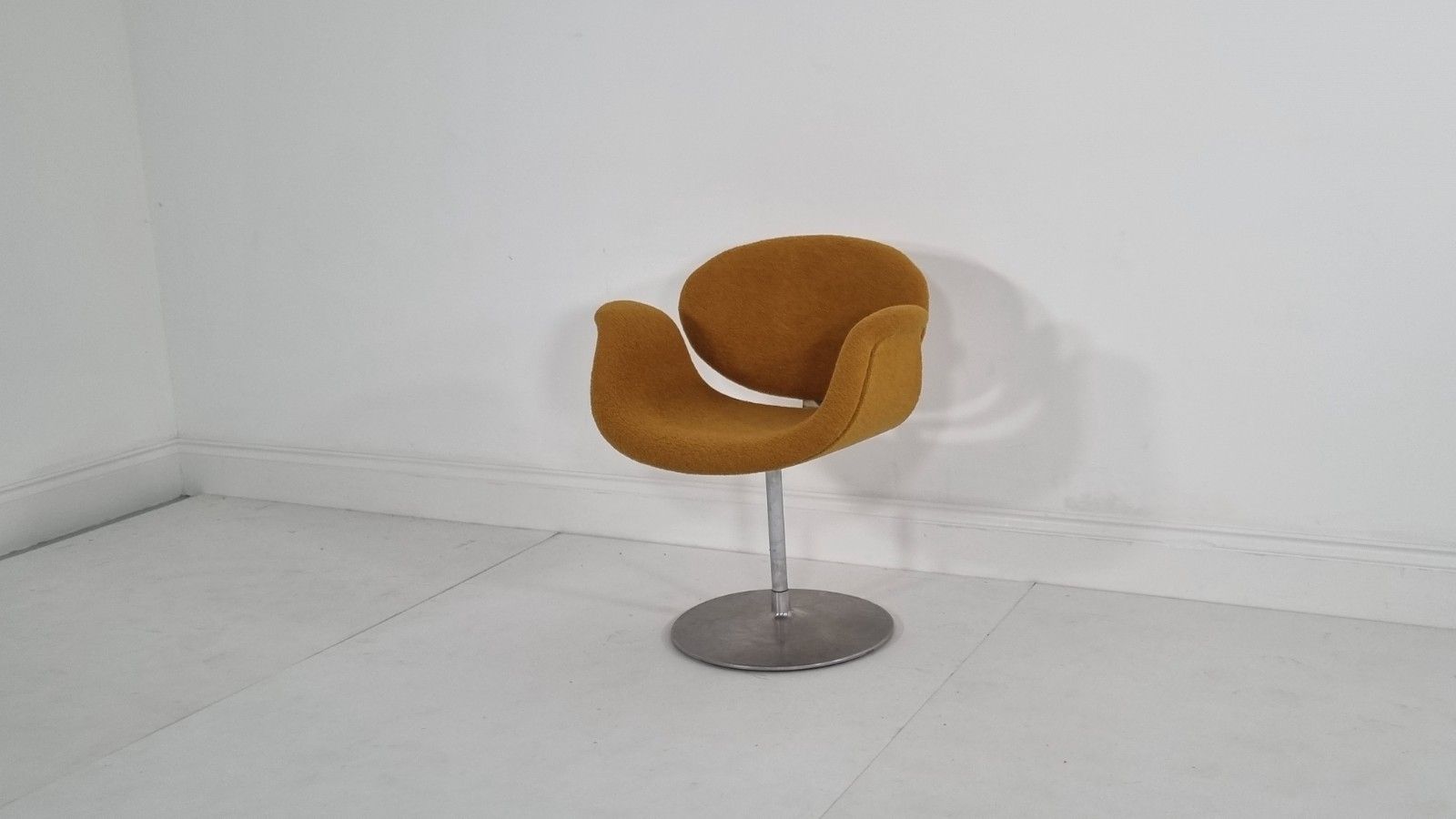 Artifort Tulip Chair In Mustard Boucle In Excellent Condition photo 960.0