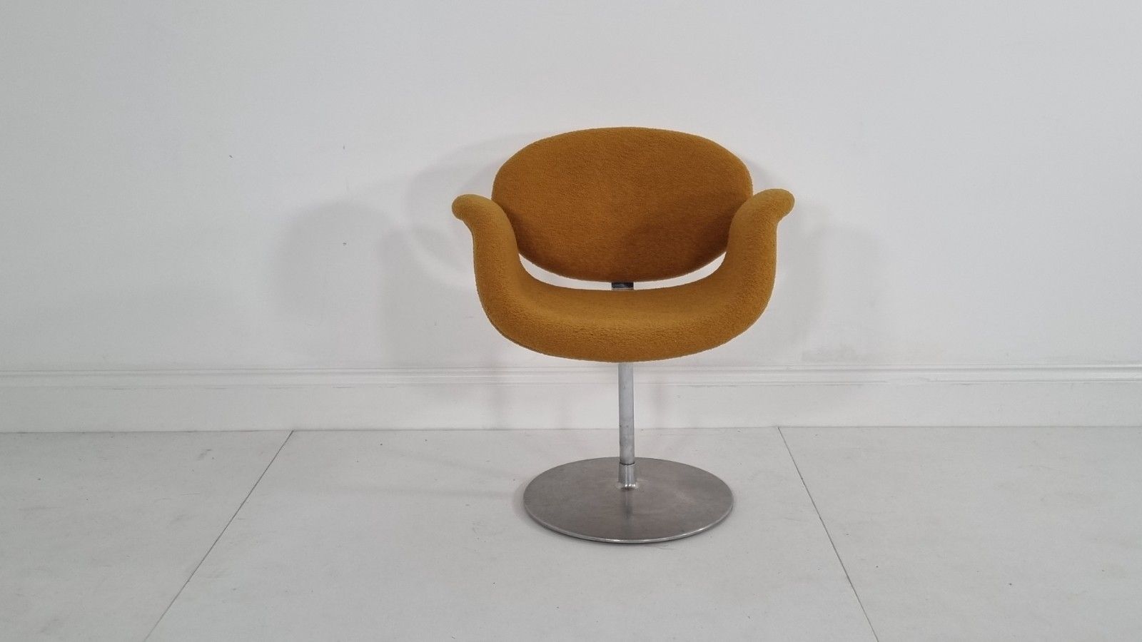 Artifort Tulip Chair In Mustard Boucle In Excellent Condition photo vintage