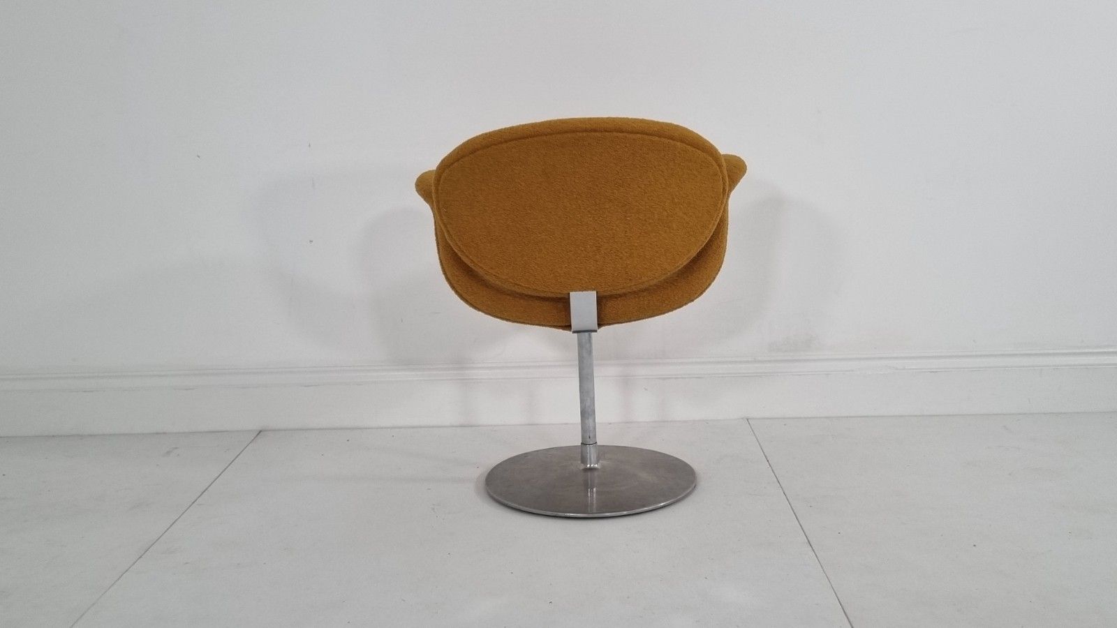 Furniture Artifort Tulip Chair In Mustard Boucle In Excellent Condition photo