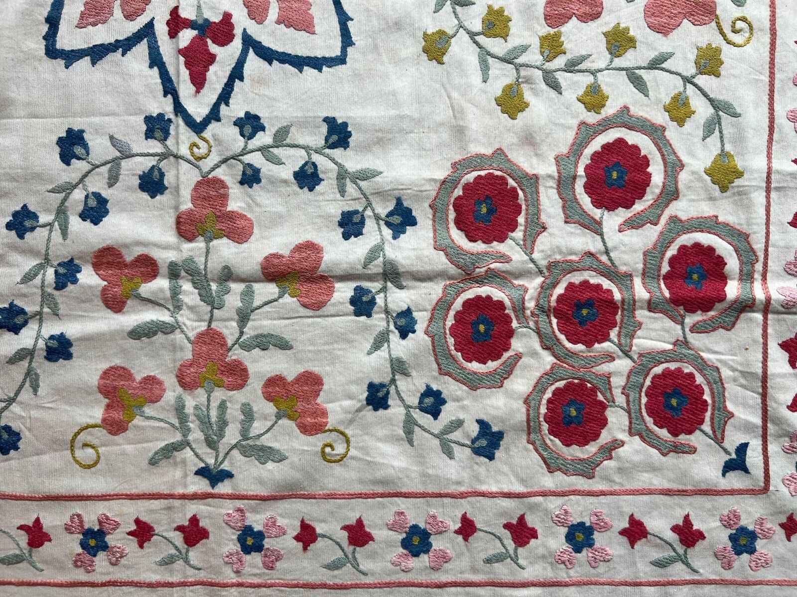 photo buy Tenture murale brodée 3,3 x 3,5 ft. Nappe en coton. Jeté de canapé fait main, neuf