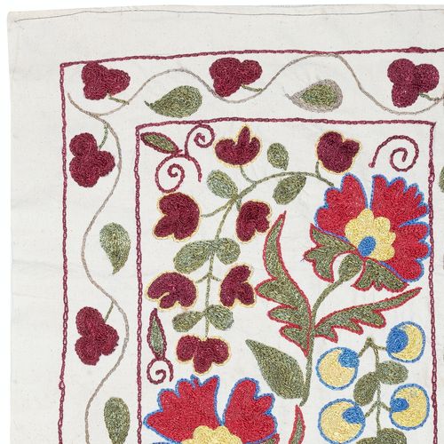 Tenture murale brodée contemporaine, 19 x 37 in. Nappe en coton. Jeté photo furniture