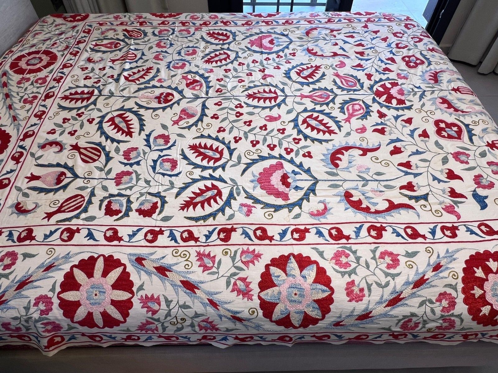 photo for sale 6'6"X7'9" Geborduurde zijden beddensprei. Oezbeeks tafelkleed. Vintage beddensprei