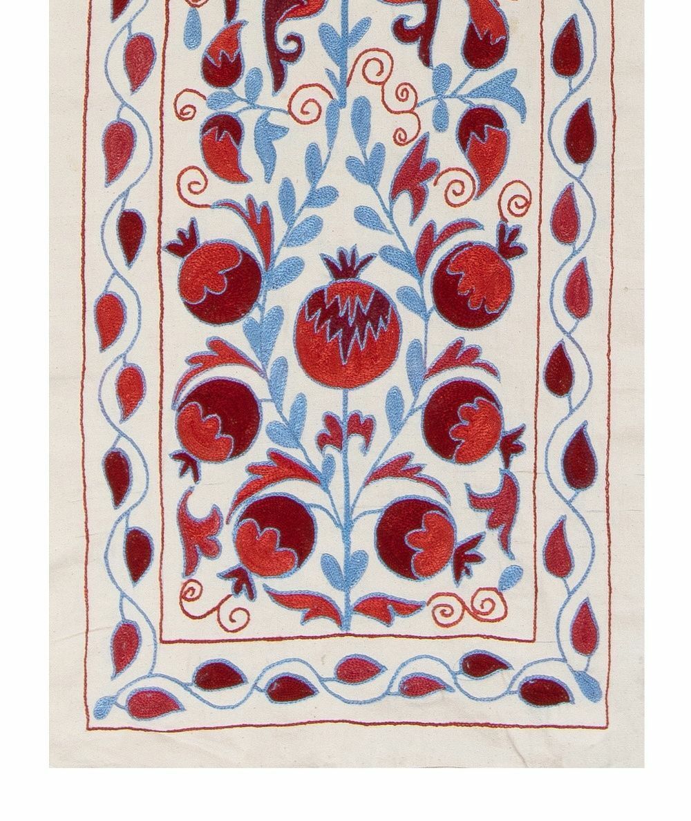 Chemin de table asiatique Suzani, 1,7 x 6,3 ft. Tenture murale brodée en soie photo Textiles