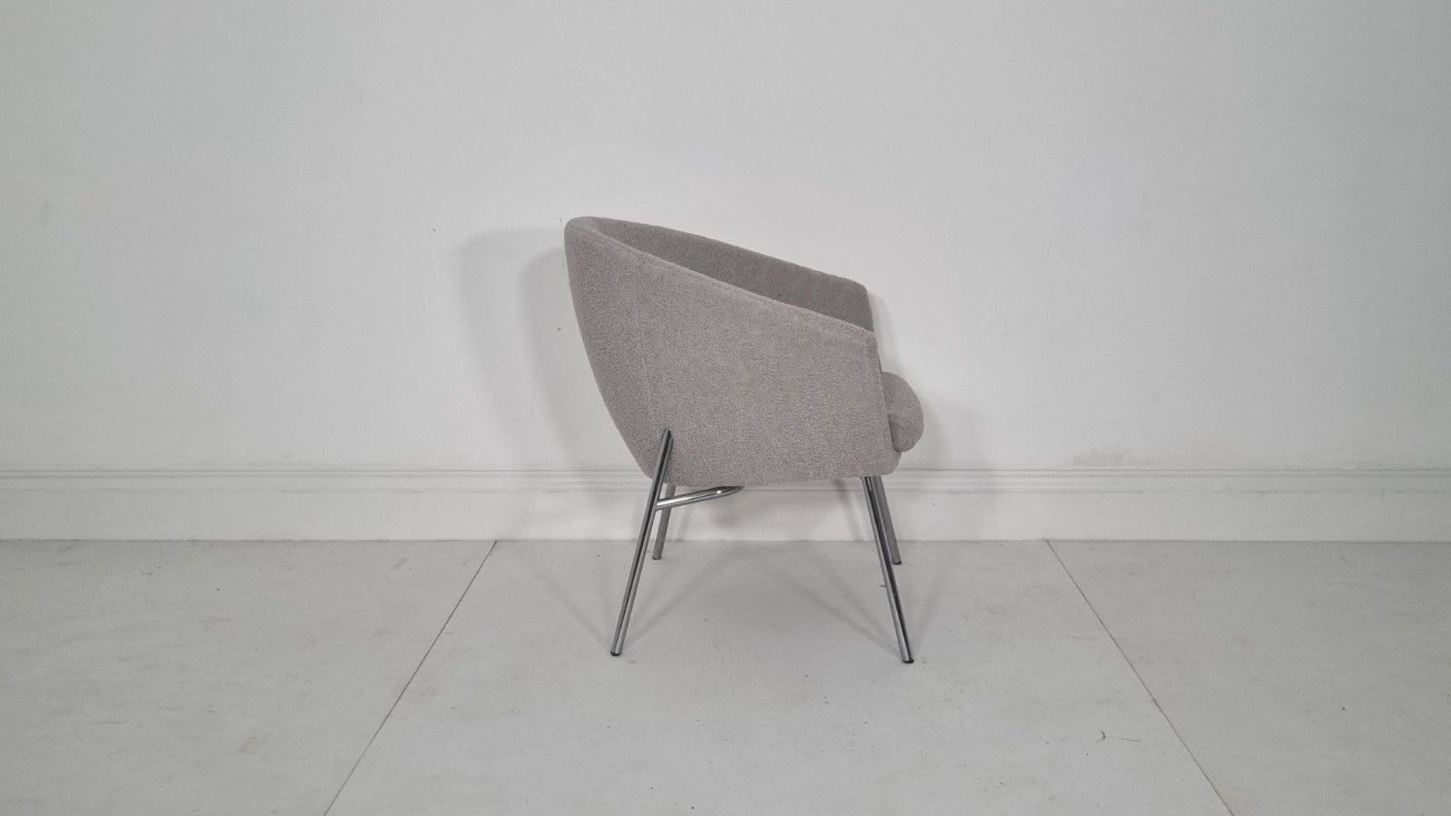 photo furniture Artifort Lande Megan Chair In Grey Boucle In Excellent Condition