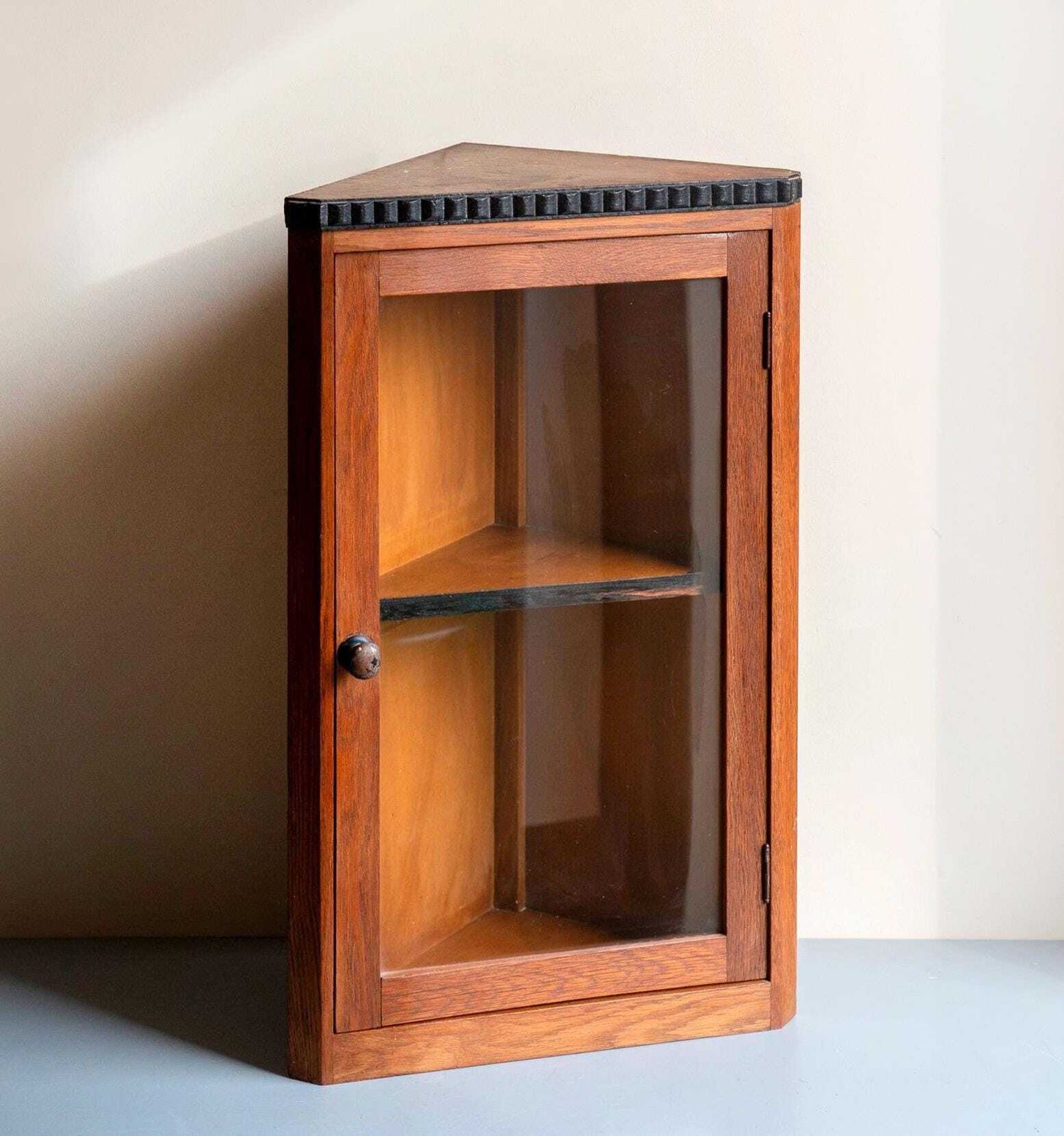 Art Deco Eiken Hoekkastje – Wandvitrine Met Glazen Deur – Amsterdamse School Stijl