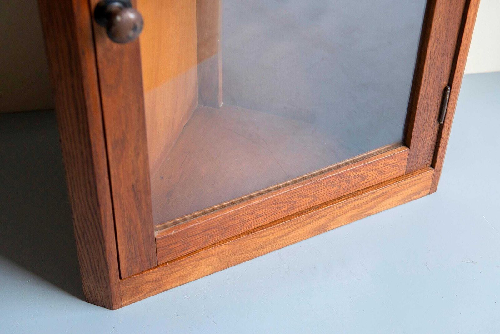 Art Deco Eiken Hoekkastje – Wandvitrine Met Glazen Deur – Amsterdamse School Stijl photo 466.0