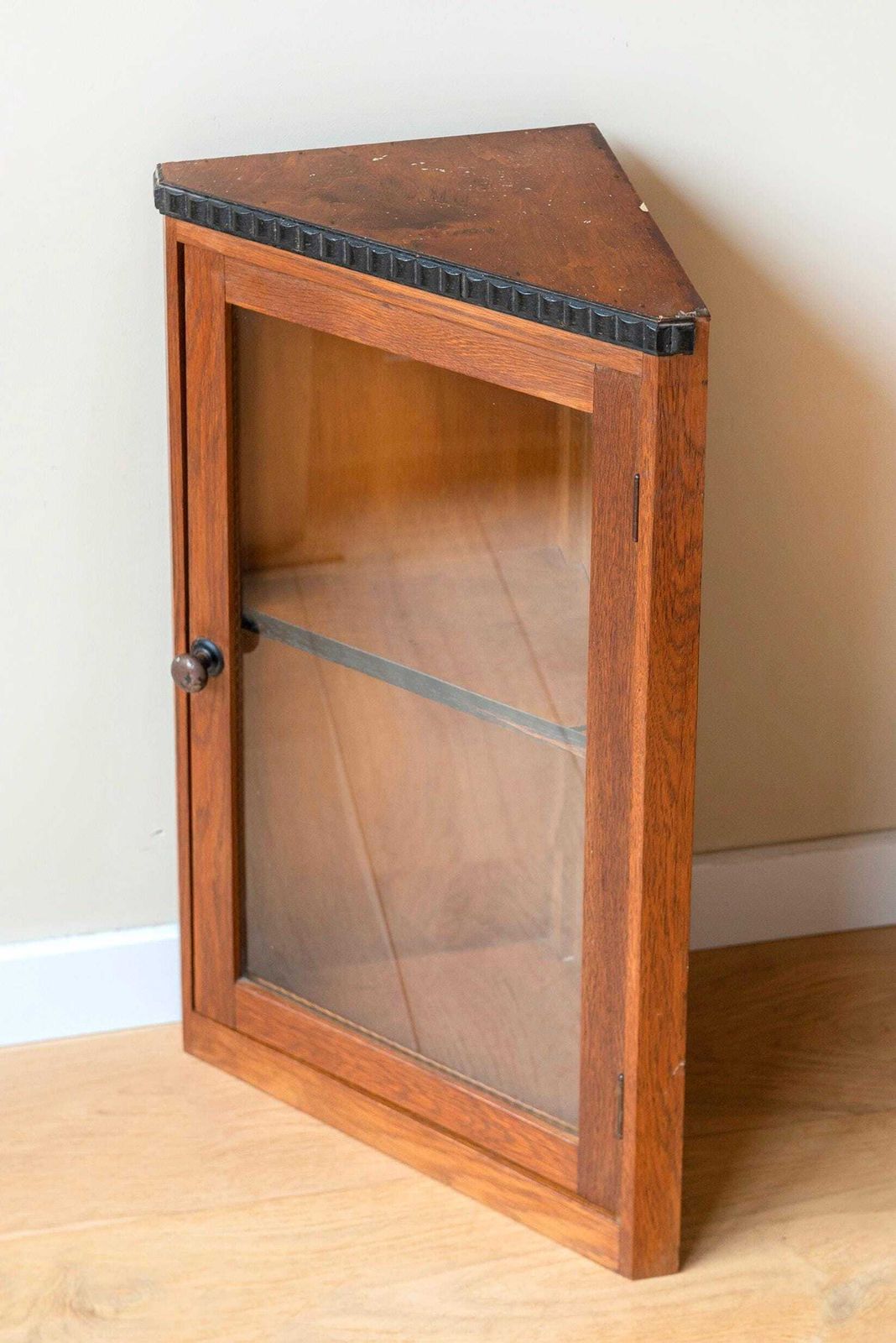Meubels Art Deco Eiken Hoekkastje – Wandvitrine Met Glazen Deur – Amsterdamse School Stijl photo