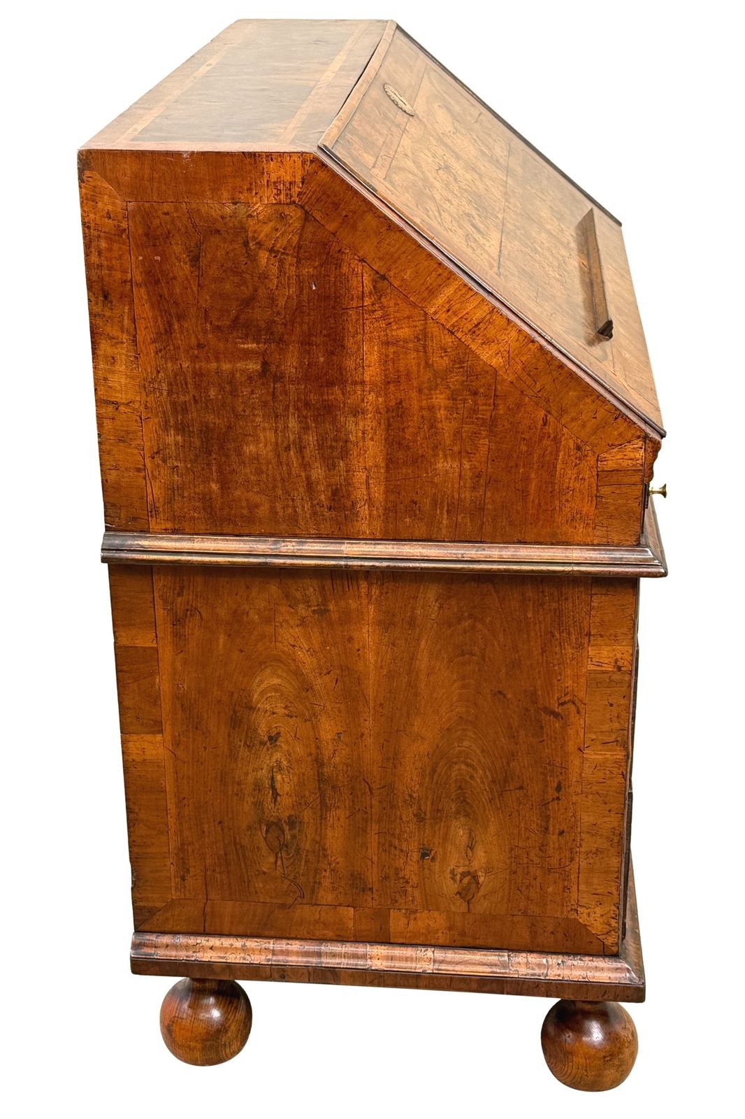 photo furniture Queen Anne periode walnoten bureau, begin 18e eeuw (Engeland, ca. 1705)
