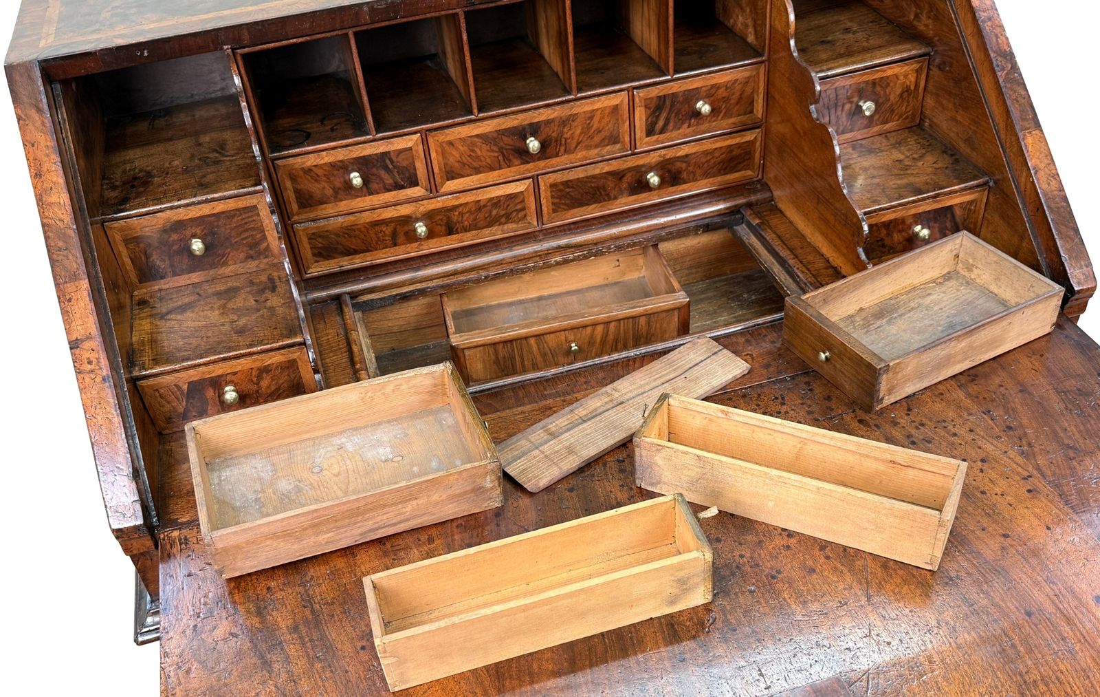 photo vinterior Queen Anne Period Early 18th Century Walnut Bureau (England, Circa 1705)