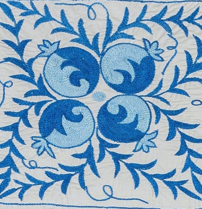 Housse de coussin suzani en soie brodée main, crème et bleu. 18" x 19" photo furniture