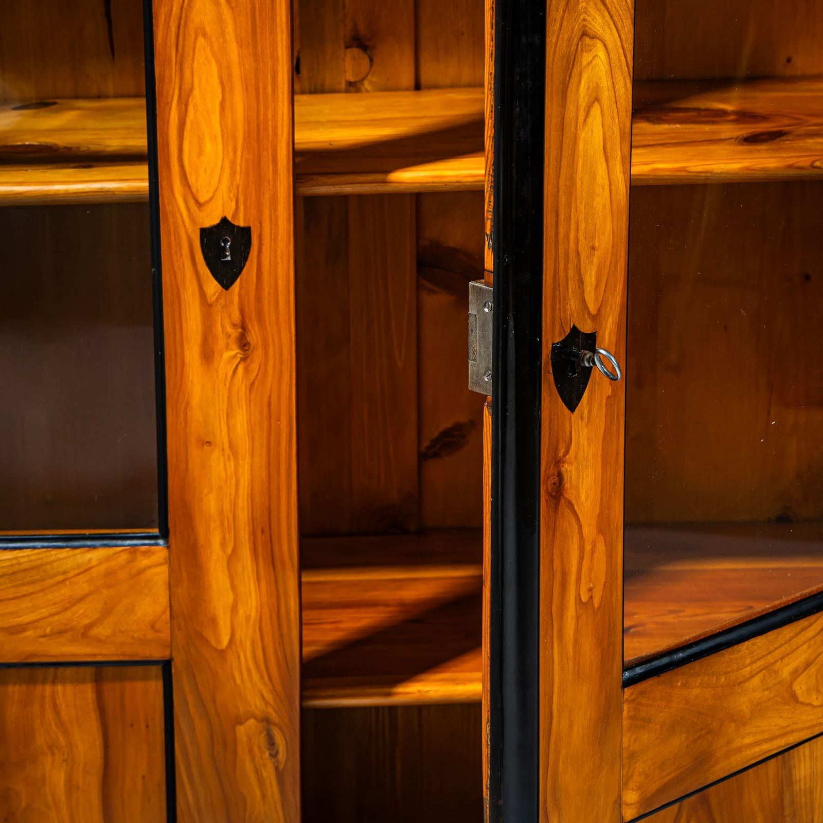 Biedermeier Bookcase, Circa 1815/20 photo vinterior