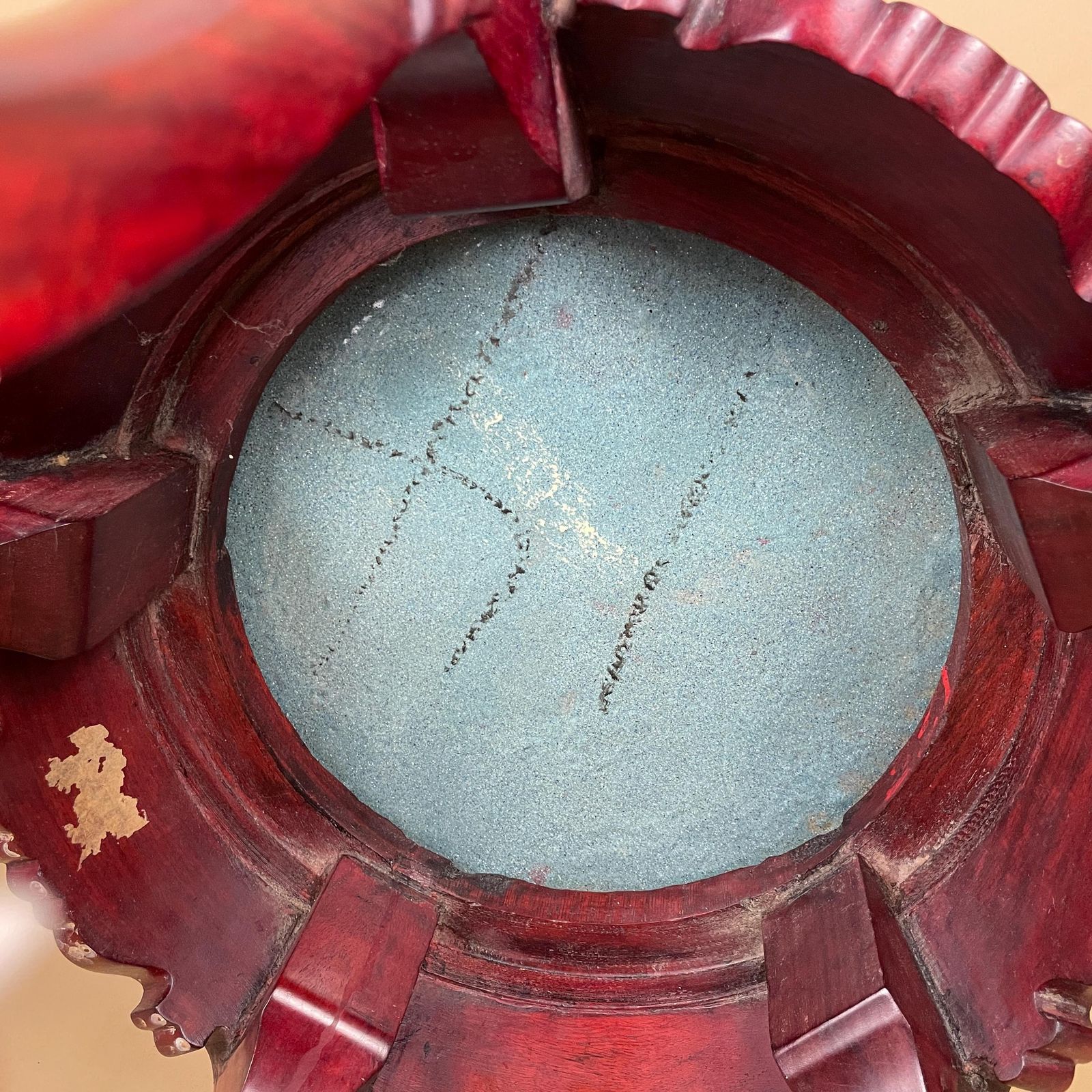 photo vinterior Oriental Cloisonne Wood Table Round Carved Red Hardwood Side Accent End Table Vintage Asian Blue Top Floral