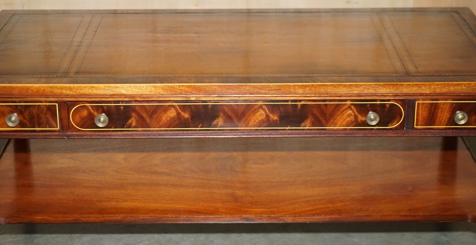 photo vinterior Exquisite Hand Dyed Brown Leather Sheraton Inlaid Flamed Mahogany Coffee Table
