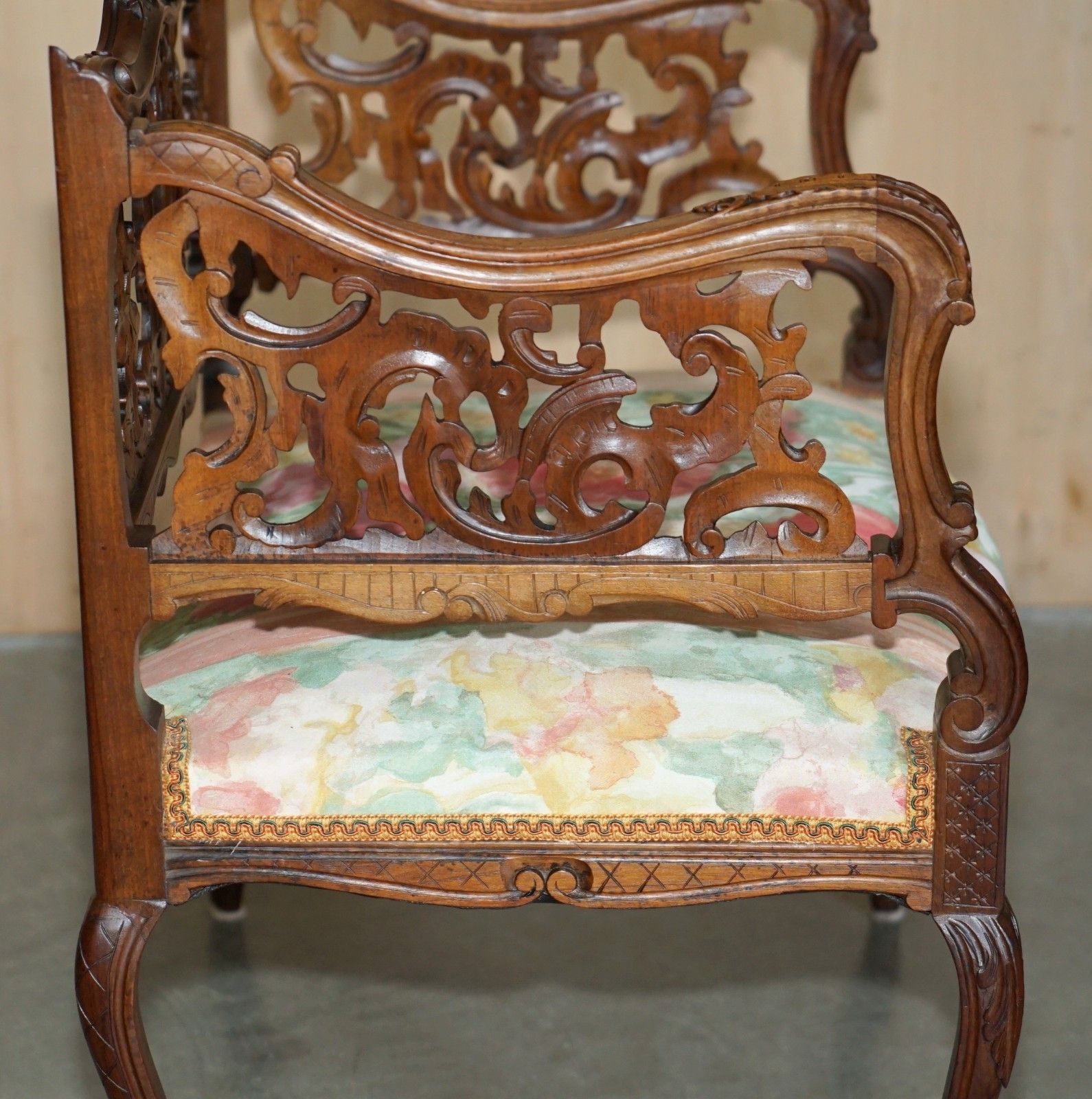 photo vinterior Antique 19th Century Hand Carved Walnut French Canape Armchair Floral Upholstery