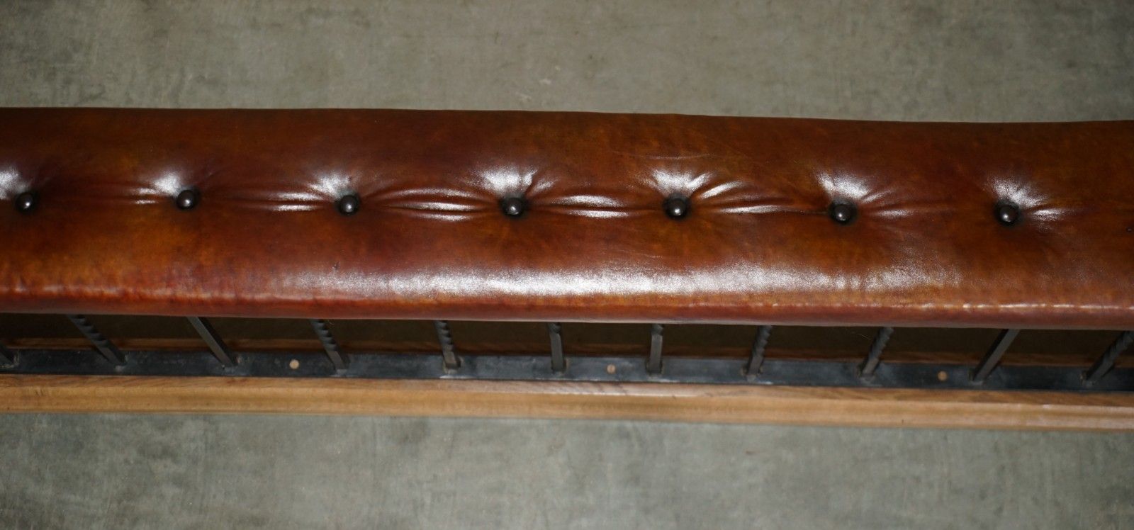 photo vinterior Huge Museum Quality Victorian Whiskey Brown Leather Chesterfield Club Fender