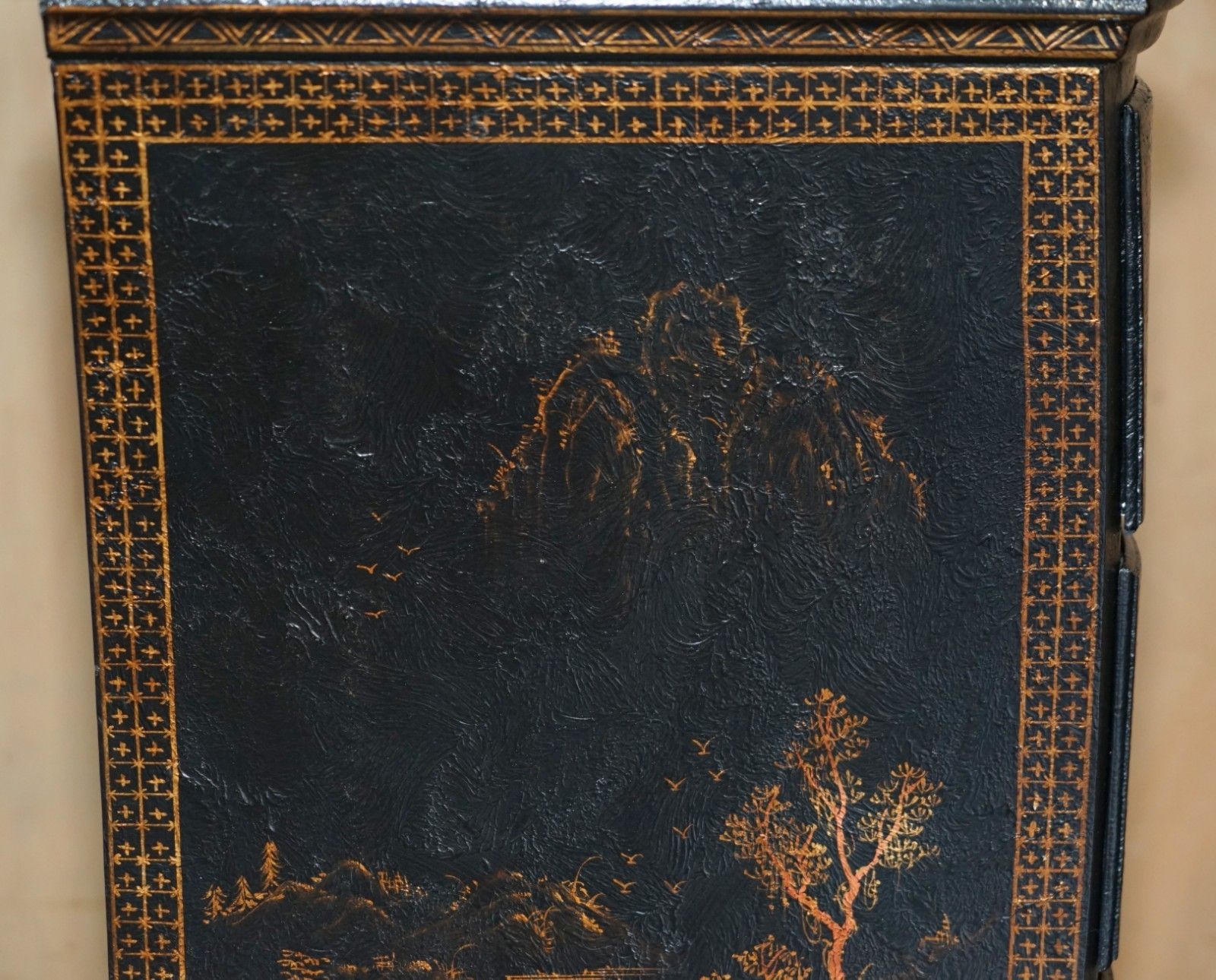 photo vinterior Sublime Antique Style Chinese Chinoiserie Painted & Lacquered Chest Of Drawers