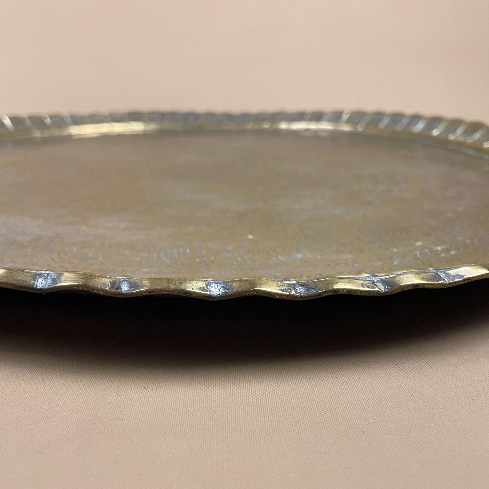 Indian Metal Gold Patterned Brass Tray 56.5cm Plate Asian Handmade Etched Intricate Decorative Pattern Scalloped Vintage Circular Antique photo 95.0