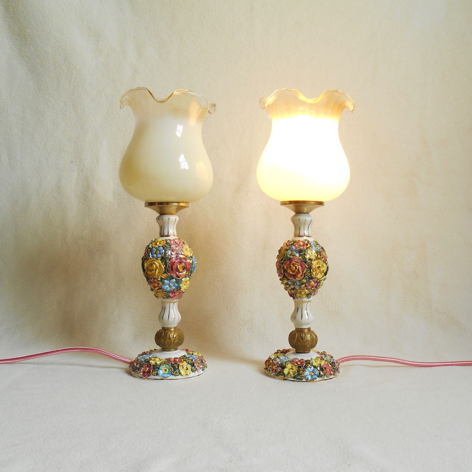 Paire de lampes de table Capodimonte en porcelaine italienne à décor floral photo for sale