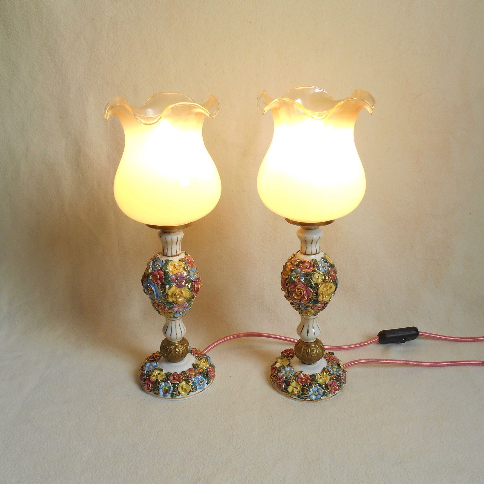 Paire de lampes de table Capodimonte en porcelaine italienne à décor floral photo 290.0