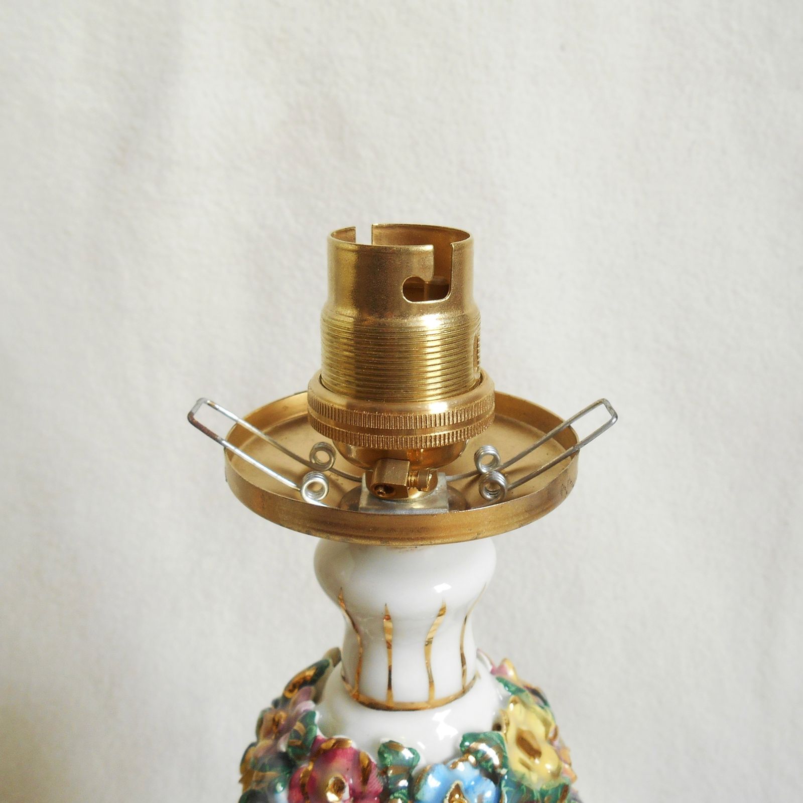 photo for sale Paire de lampes de table Capodimonte en porcelaine italienne à décor floral