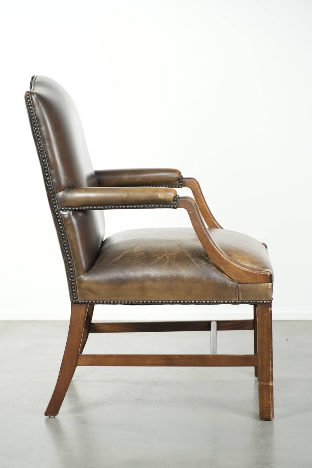 Houten Gainsborough Stoel Met Koeienleren Bekleding photo for sale